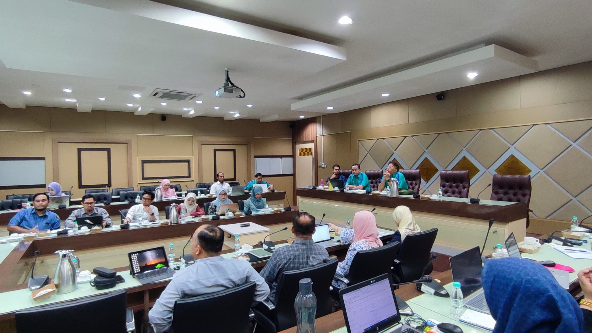 Sesi on-boarding Dekan Fakulti Teknologi Kejuruteraan Awam, UMPSA Prof. Madya Dr. Noram Irwan Ramli bersama barisan Pengurusan serta Penyelaras Program fakulti yang telah berlangsung pada 1 April 2026 bertempat di Bilik Senat Canseleri UMPSA Gambang 